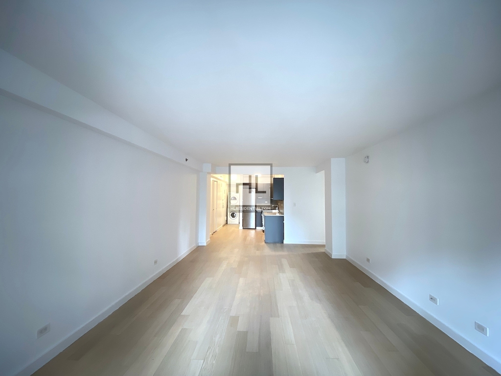East 39th Street - Photo 0