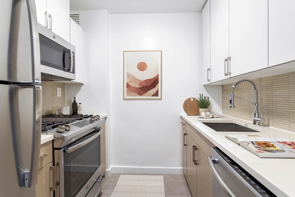 104-60 Queens Boulevard - Photo 3