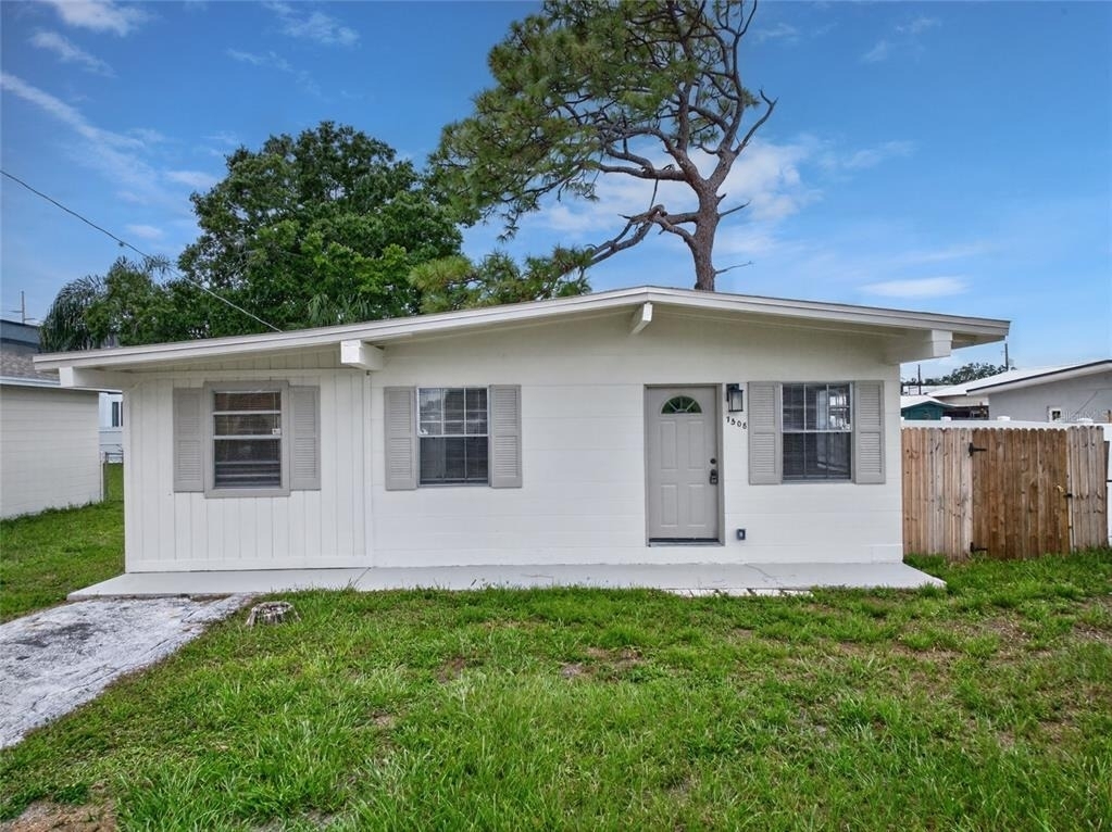 7508 N Thatcher Avenue - Photo 0