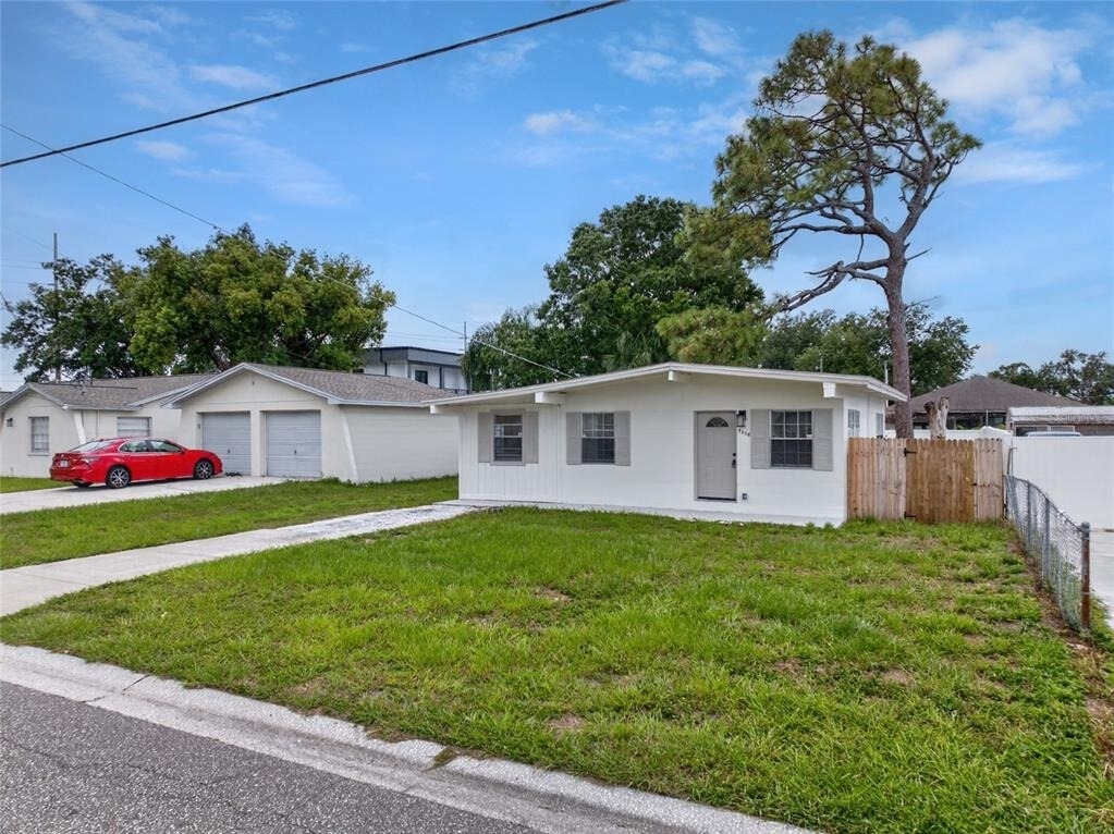 7508 N Thatcher Avenue - Photo 1