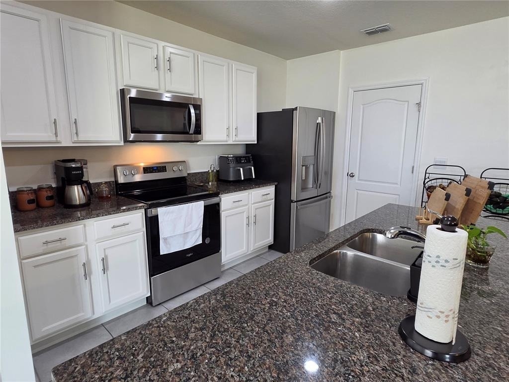 611 Grove Street - Photo 2