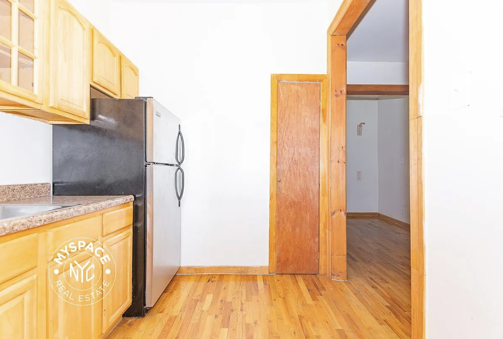 126 Graham Avenue - Photo 2