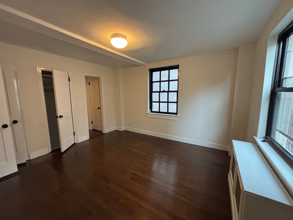 328 East 43rd Street - Photo 6
