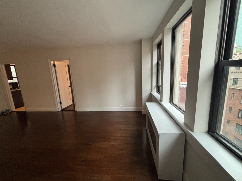 328 East 43rd Street - Photo 4