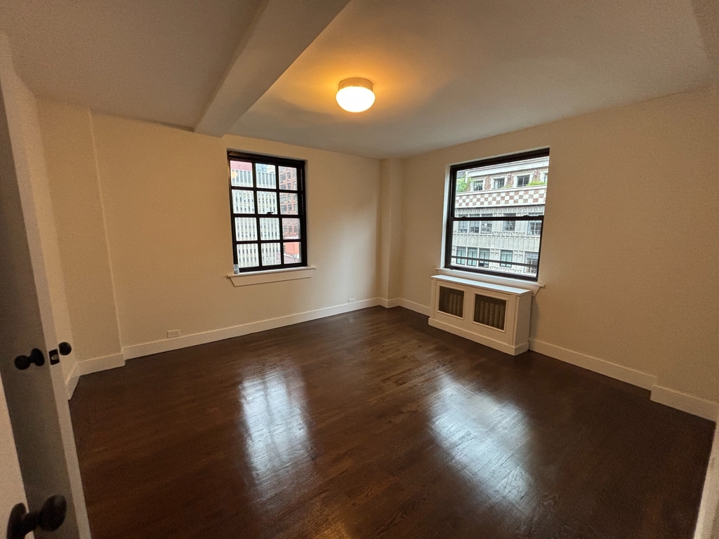 328 East 43rd Street - Photo 5