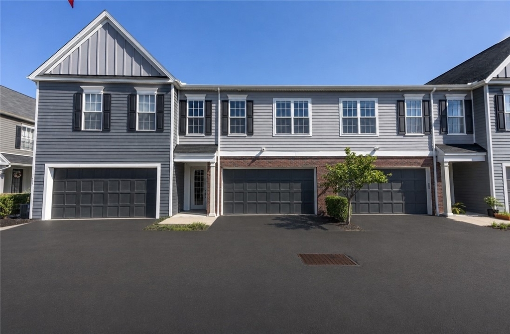 1439 Hastings Crescent - Photo 0