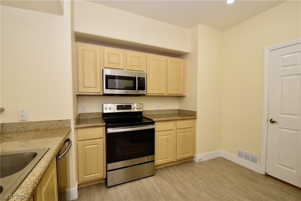 8000 Badura Avenue - Photo 3