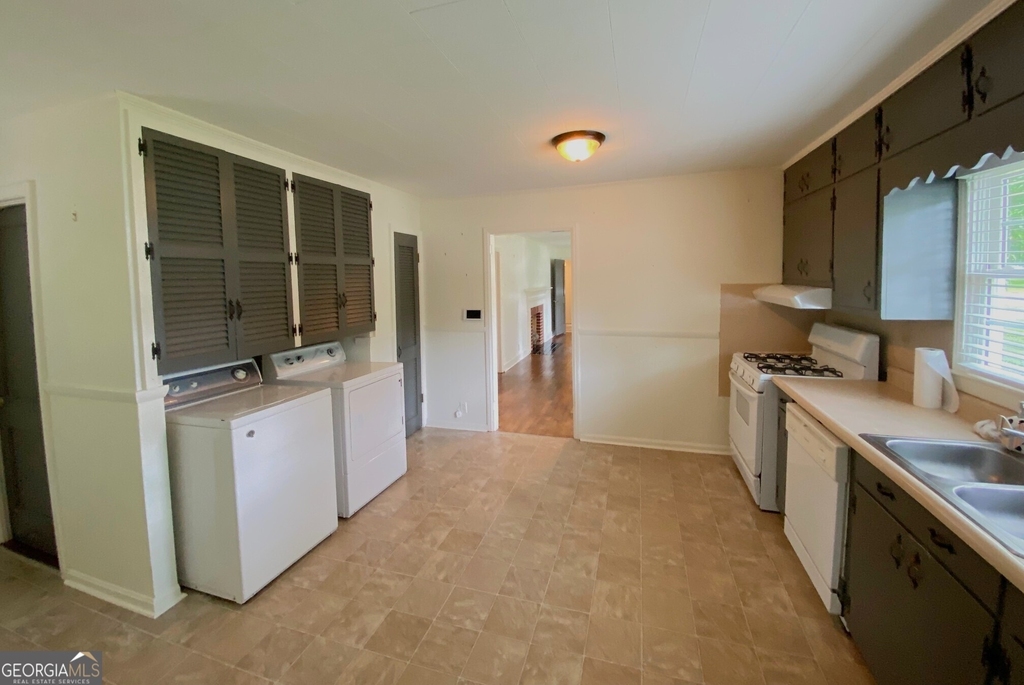 215 Pennsylvania Avenue - Photo 5
