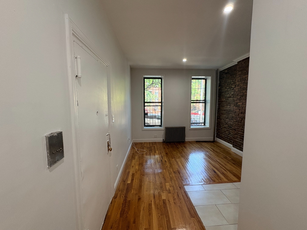 Gates Avenue - Photo 2