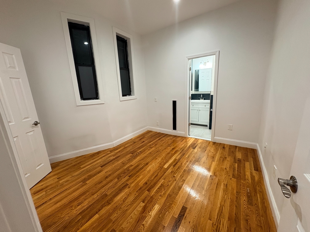 Gates Avenue - Photo 1