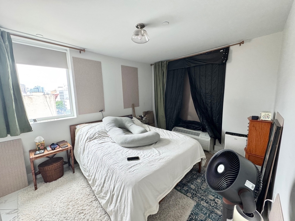 977 Manhattan Avenue - Photo 2