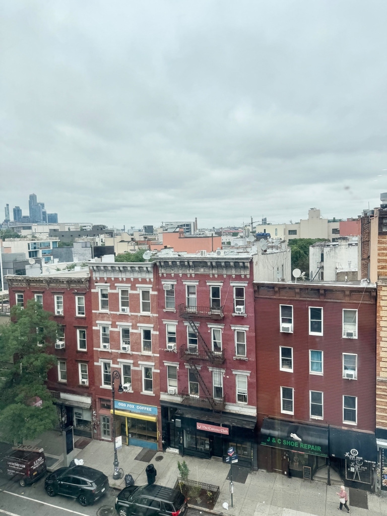 977 Manhattan Avenue - Photo 6