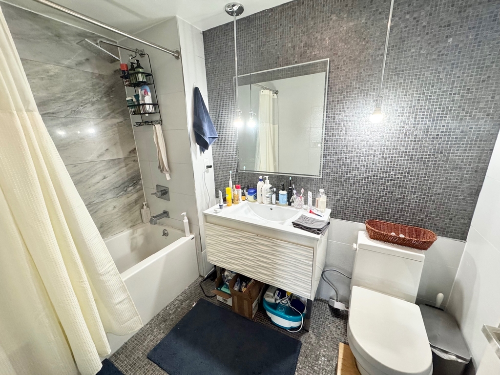 977 Manhattan Avenue - Photo 3