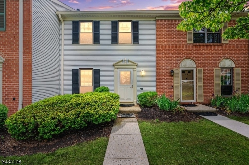 309 English Place - Photo 0