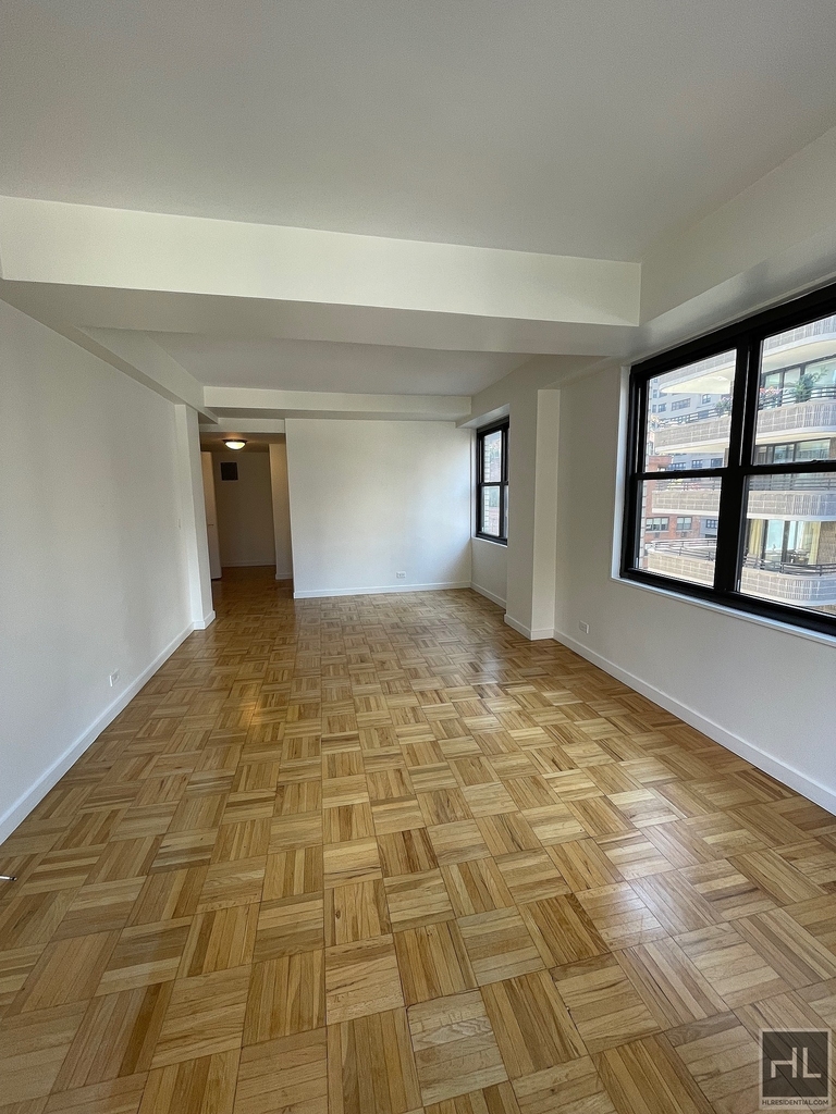 East 49 Street - Photo 1