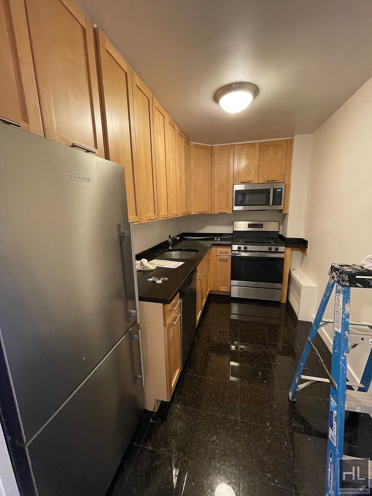 East 49 Street - Photo 6