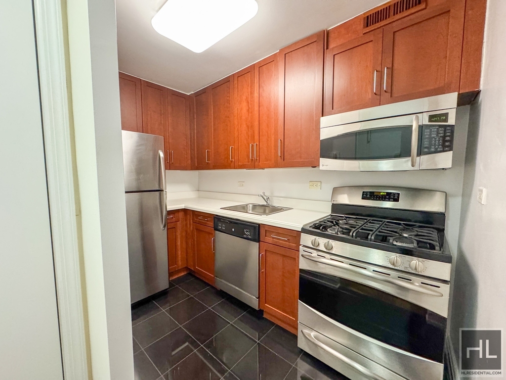 Eighth Avenue - Photo 1