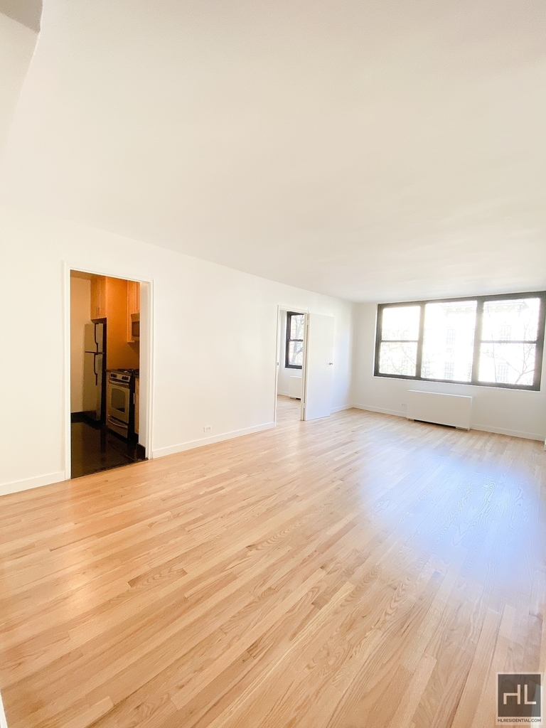 East 49 Street - Photo 1