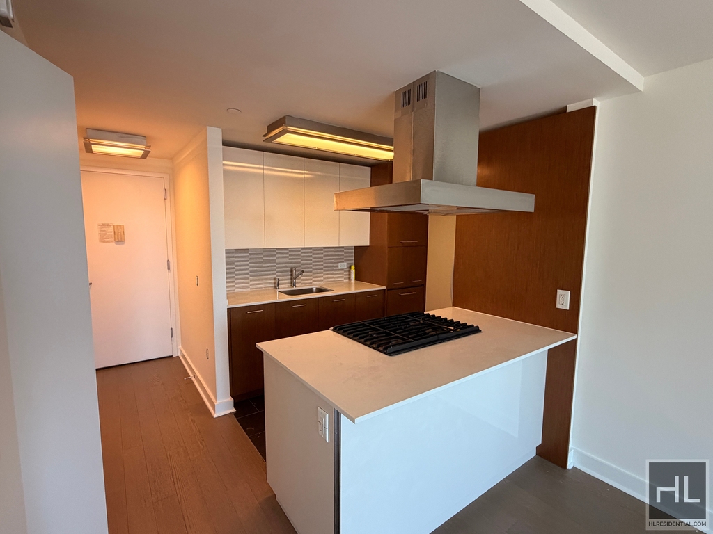 West 42nd Street - Photo 1