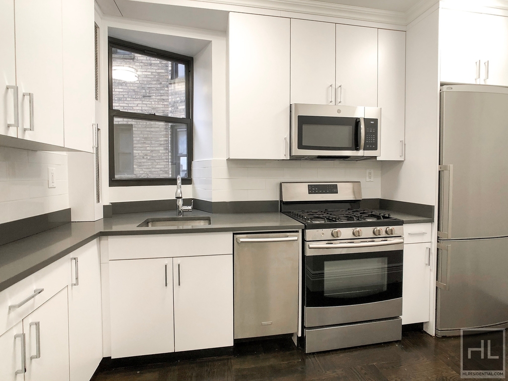West 68 Street - Photo 3