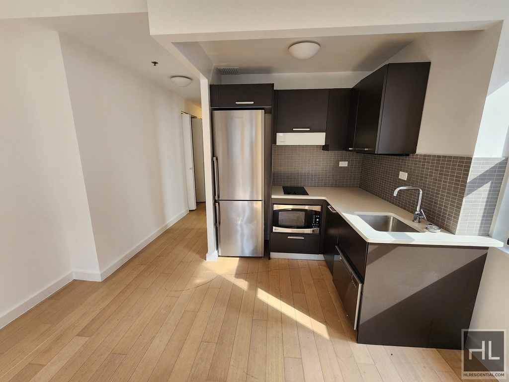 East 39th Street - Photo 4