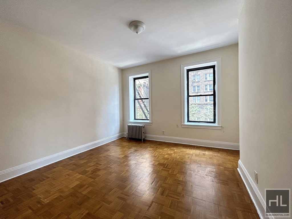 2 Avenue - Photo 0