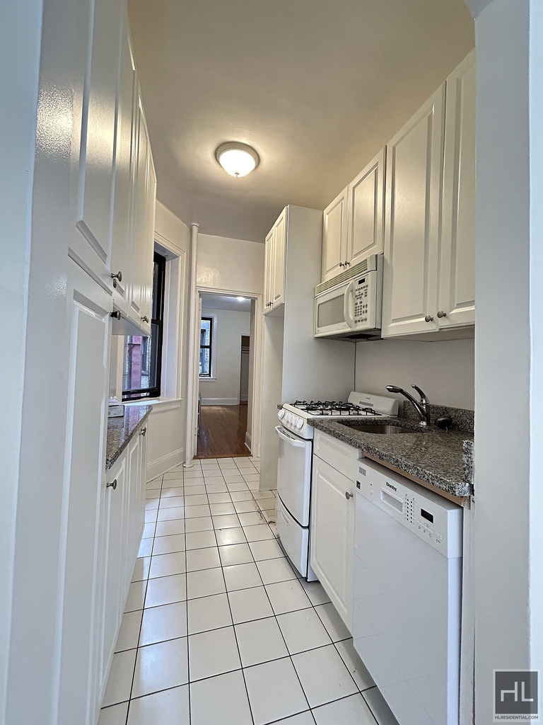 2 Avenue - Photo 2