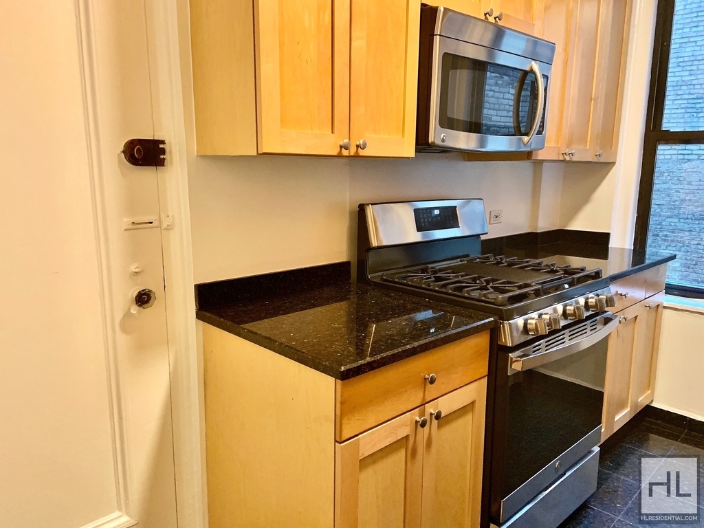 East 80th Street - Photo 12
