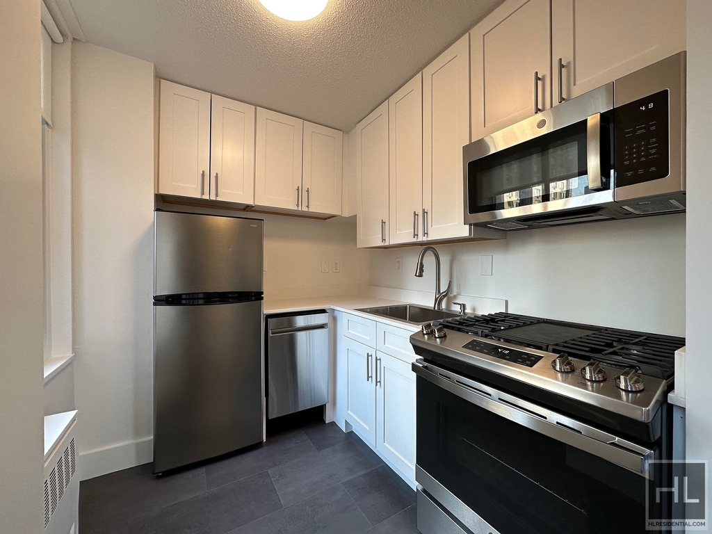 2nd Avenue - Photo 4