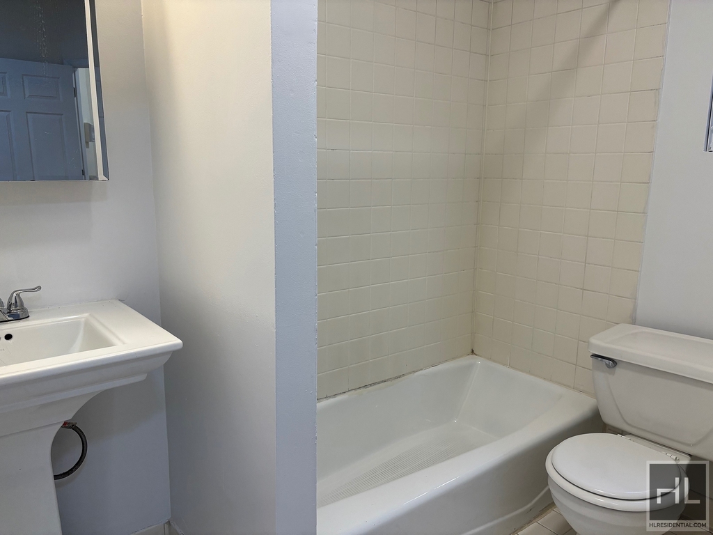 West 11 Street - Photo 4