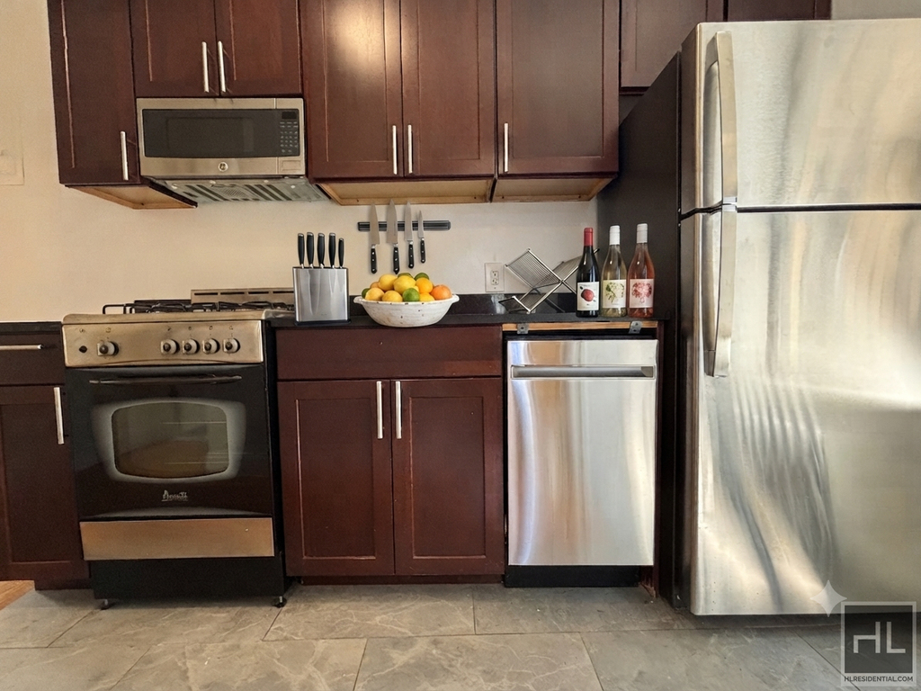 West 11 Street - Photo 3