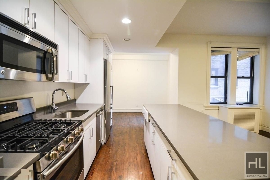 West 68 Street - Photo 3