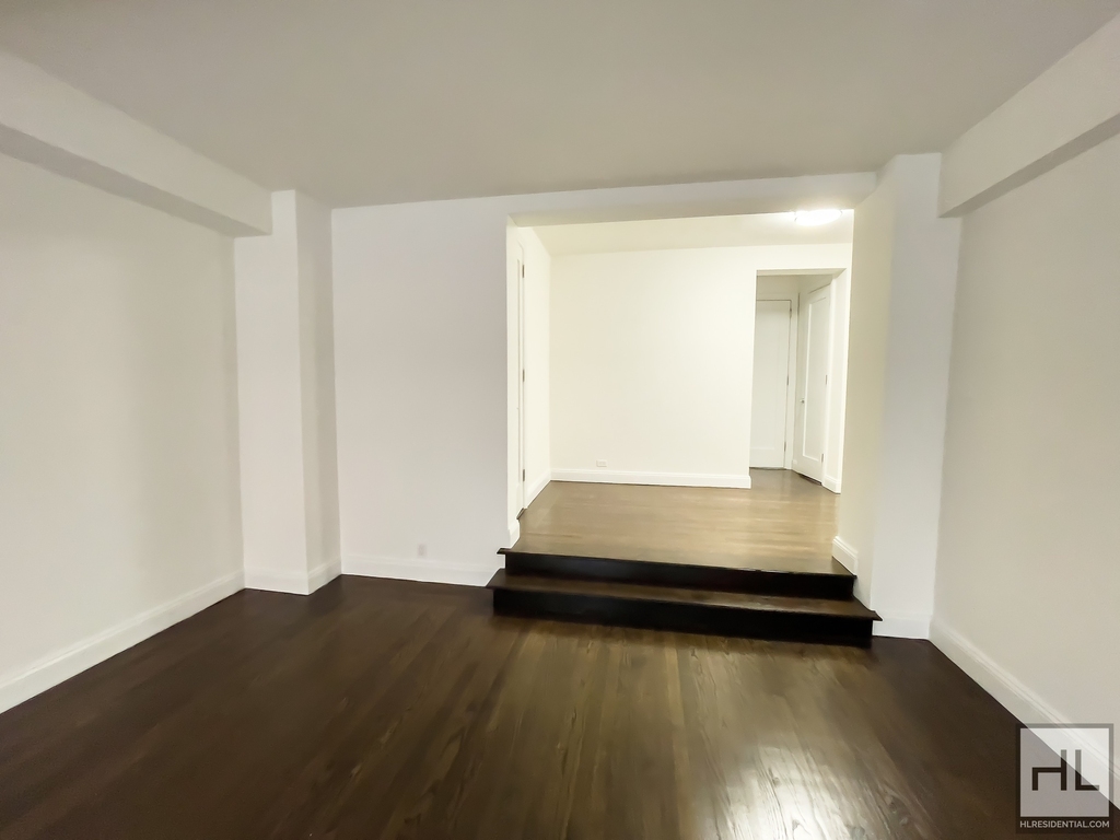 Fifth Avenue - Photo 2