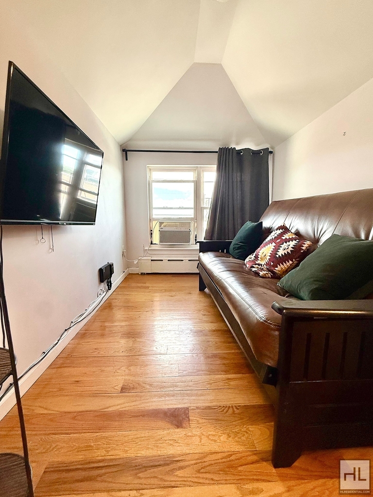 East Tremont Avenue - Photo 2
