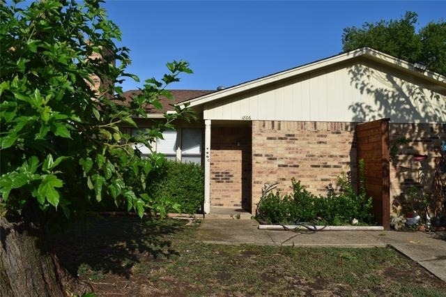 1806 Family Circle - Photo 0