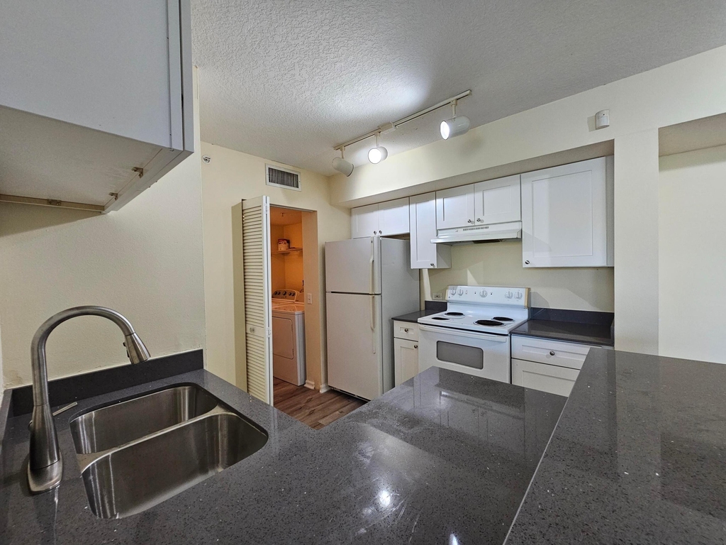 604 Villa Circle - Photo 4