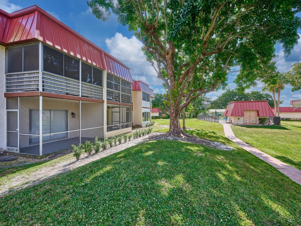 12021 W Greenway Drive - Photo 4