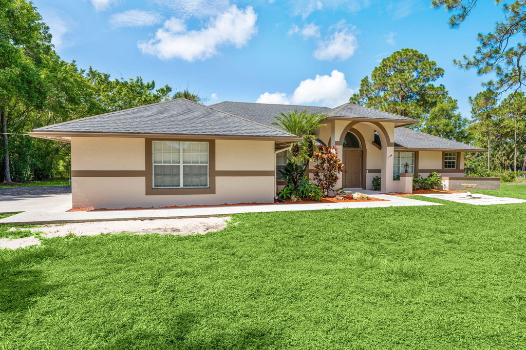 17104 76th Street N - Photo 1