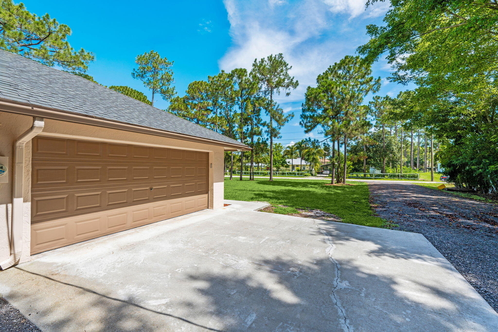 17104 76th Street N - Photo 3