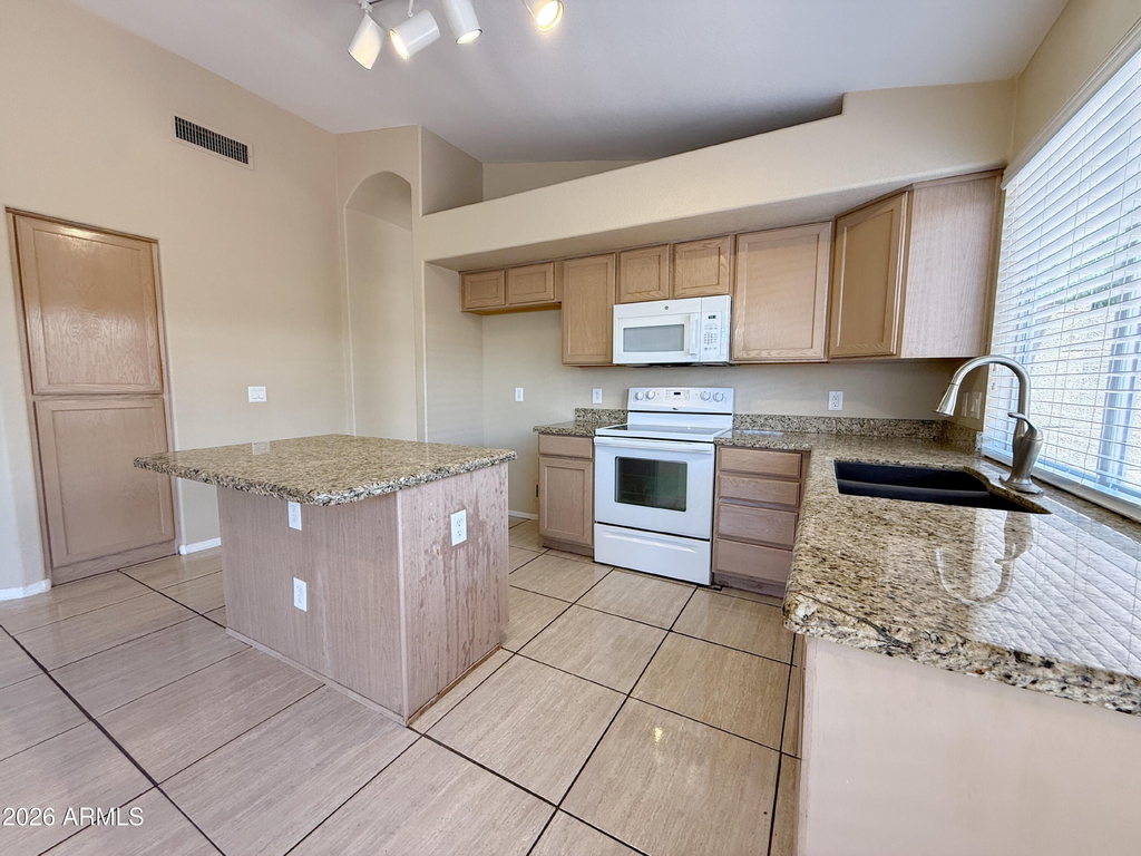 9821 W Yukon Drive - Photo 8