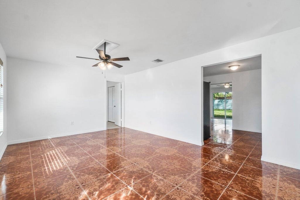 4271 Empress Street - Photo 3