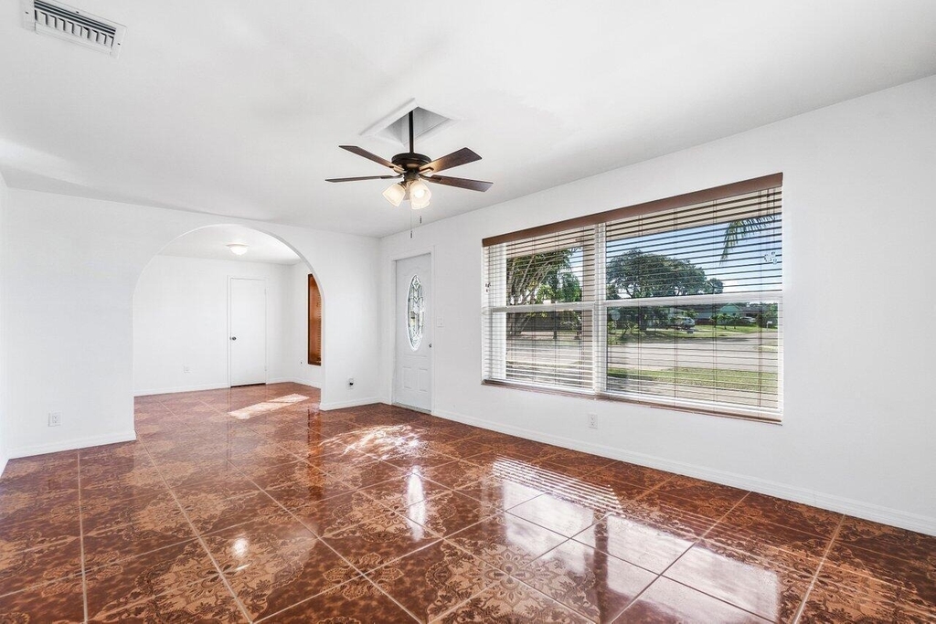 4271 Empress Street - Photo 4