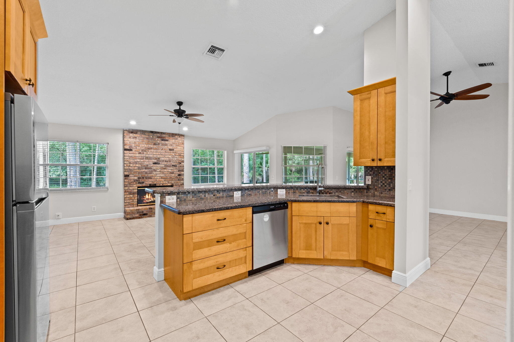 16628 Valencia Boulevard - Photo 9