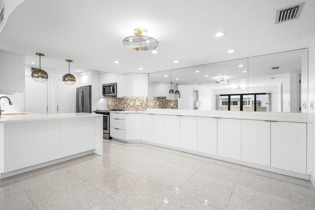 330 Se 20th Avenue - Photo 0