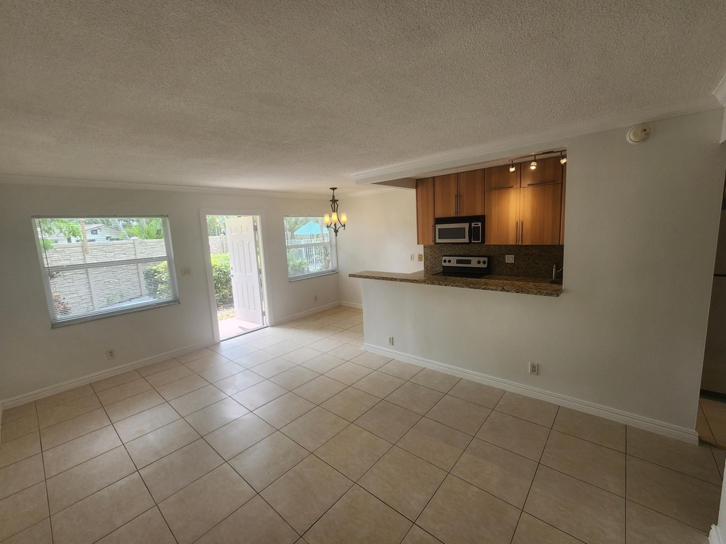 1125 Ne 16th Place - Photo 8