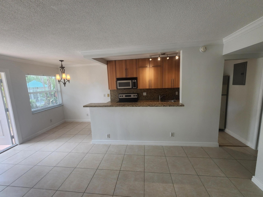 1125 Ne 16th Place - Photo 0
