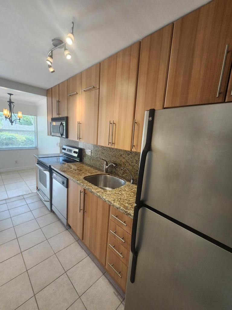 1125 Ne 16th Place - Photo 12