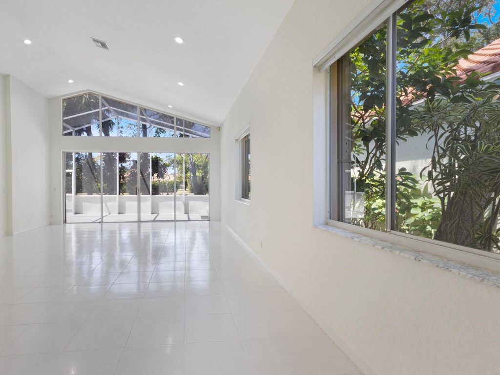 5279 Brookview Drive - Photo 4