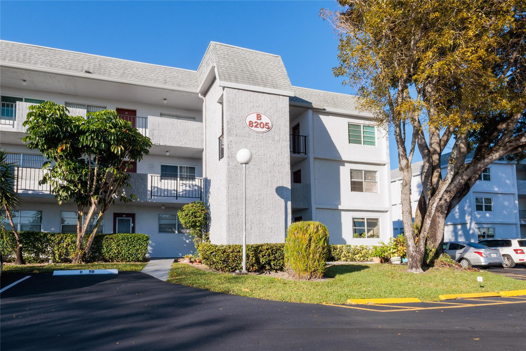 8205 Nw 61st Street - Photo 0
