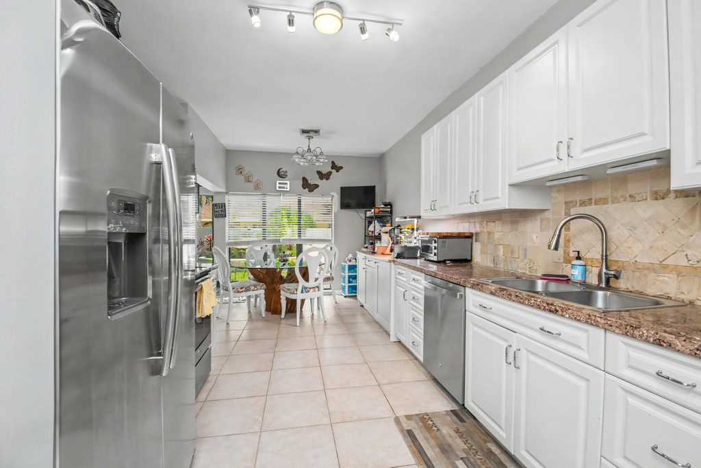 7678 Solimar Circle - Photo 17